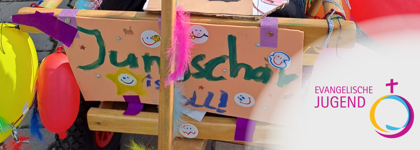 Bollerwagen geschmückt mit Luftballons und Jungscharschild