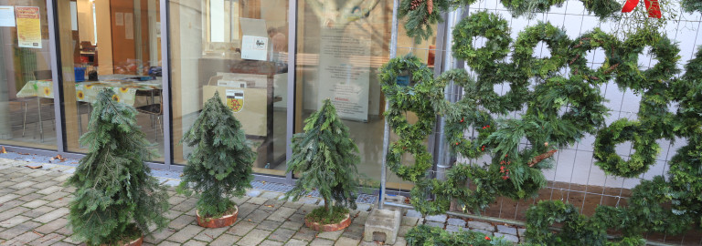 Zahlreiche Adventskränze