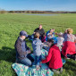 Osterpicknick auf der Wiese