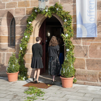Konfis ziehen in die Kirche ein